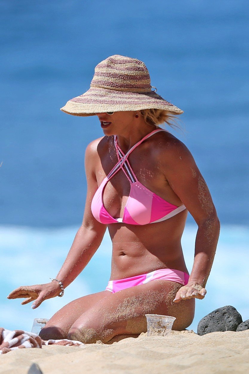 Britney Spears předvedla svoji dokonalou postavu v sexy růžových bikinách.