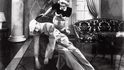 Jindřich Plachta v komické poloze ve filmu Bílá vrána z roku 1938. Legrace měla záhy skončit.