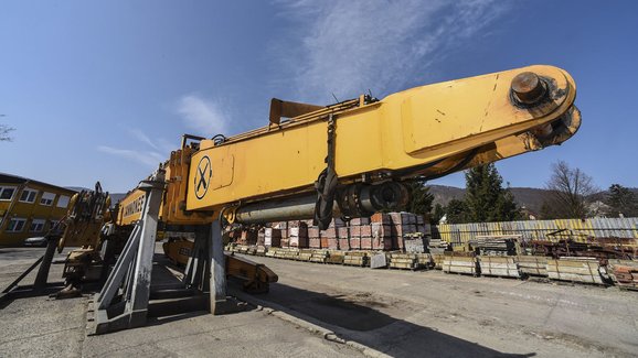 Řídí největší demoliční bagr v Česku: Vím, kam střihnout, aby to padalo