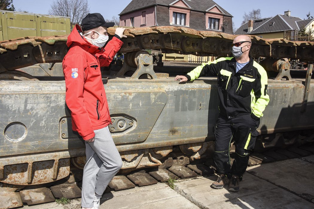 Podvozkové pásy jsou vysoké 174 centimetrů a dlouhé přes osm metrů