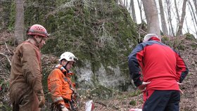 Záchranáři se připravují ke vstupu do jeskyně. Speleologa v podzemí uvěznilo popadané kamení