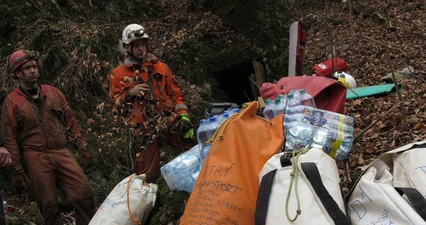 Hasiči vyprostili po šesti hodinách speleologa v Moravském krasu: Muži v jeskyni zavalilo kamení nohu