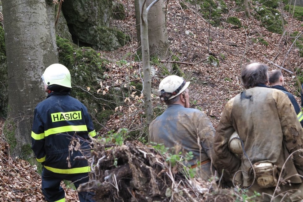 Záchranáři se připravují ke vstupu do jeskyně. Speleologa v podzemí uvěznilo popadané kamení