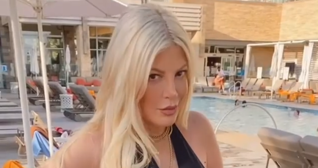 Tori Spelling se předvádí