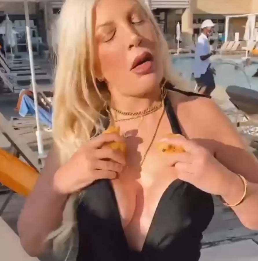 Tori Spelling se předvádí.