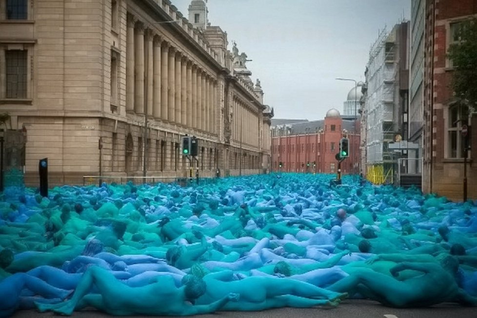 Jeden z umělcových projektů Moře těl. Nahá těla zaplavila ulice New Yorku.