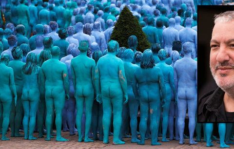 Modrá je dobrá! Moře těl kontroverzního fotografa zaplavilo ulice New Yorku