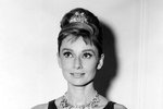 Černé šaty, perly a vyčesaný drdol s ozdobou. To bylo charakteristické pro Audrey Hepburn