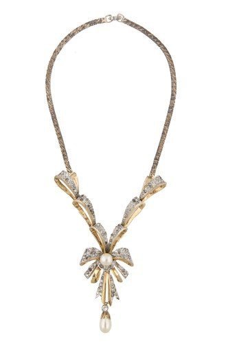 Pozlacený náhrdelník s diamantovým a perlovým lukem nosila herečka Piper Laurie ve filmu The Prince Who Was The a Thief