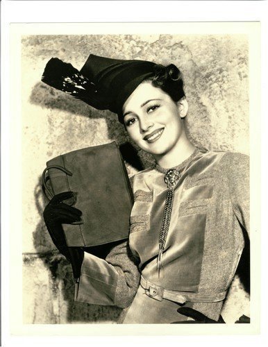 Olivia de Havilland ráda nosila zlatou brož s dvojitou řetězovou kapkou
