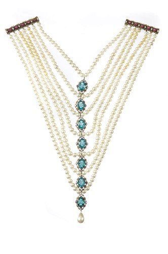 Perlový náhrdelník s imitací diamantů a rubínů nosila Bette Davis ve filmu The Virgin Queen