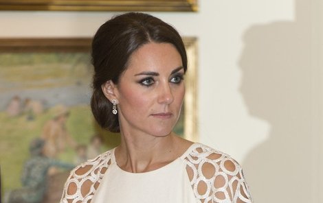 Set náušnic a náramku bylo gestem přivítání do královské rodiny od prince Charlese.