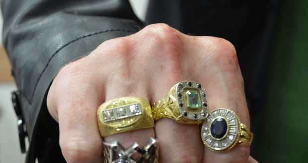Nakradli šperky za 2 miliony! Sběratel cenností si přivedl v Ostravě zloděje až do domu