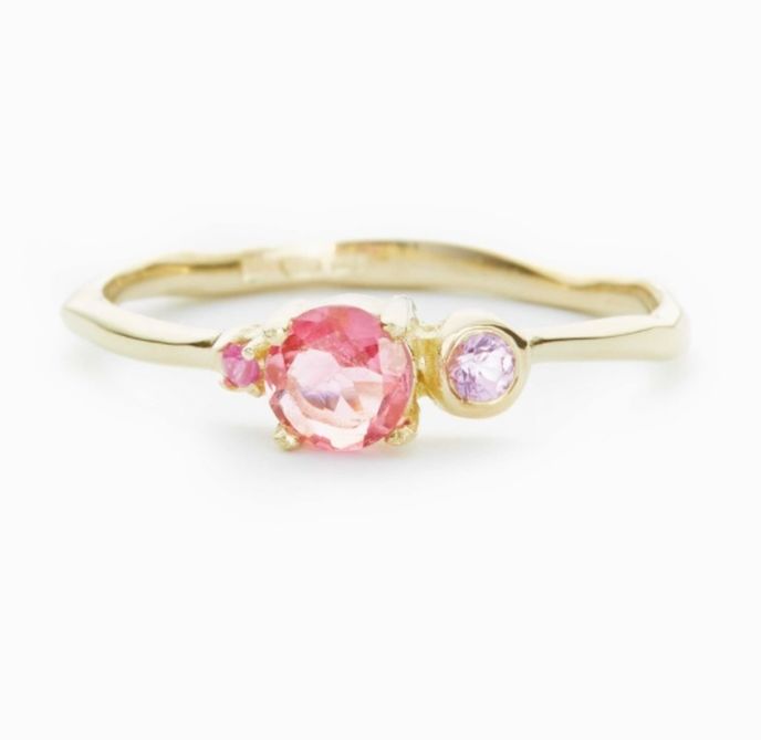 Prsten ClusterHue (turmalín, růžový safír, rubín), 27jewelry, 15 000 Kč Prsten ClusterHue (turmalín, růžový safír, rubín), 27jewelry, 15 000 Kč