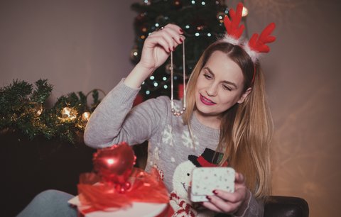 Šperk pod stromeček jako dárek? Vybírejte podle typu pleti