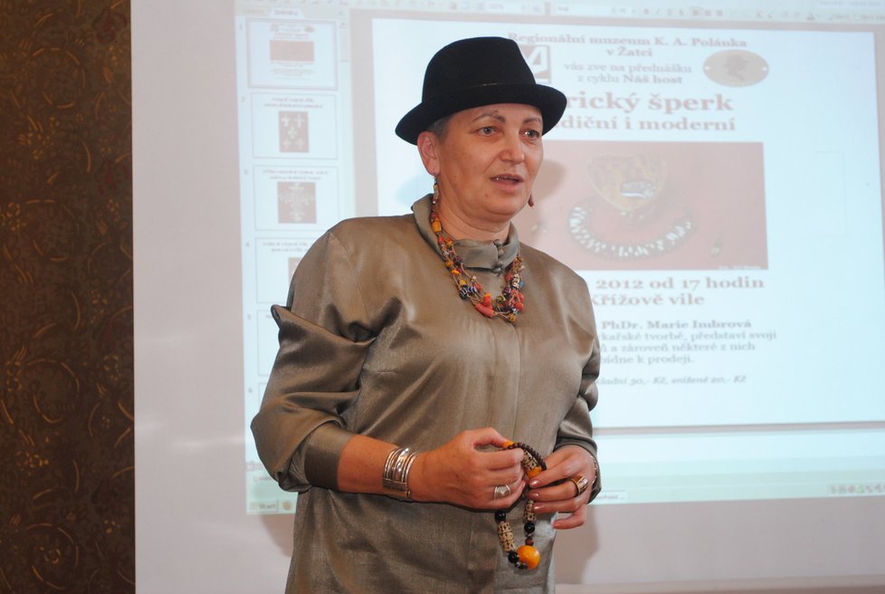 Marie Imbrová africké šperky vystavuje a také o nich přednáší