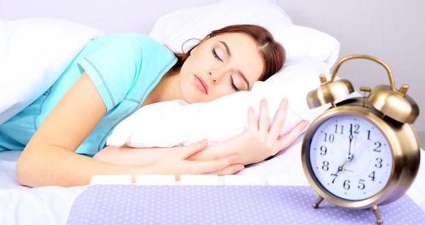 SLidé, kteří každý den vstávají a chodí spát ve stejný čas jsou štíhlejší, než ti s nepravidelným spánkem.