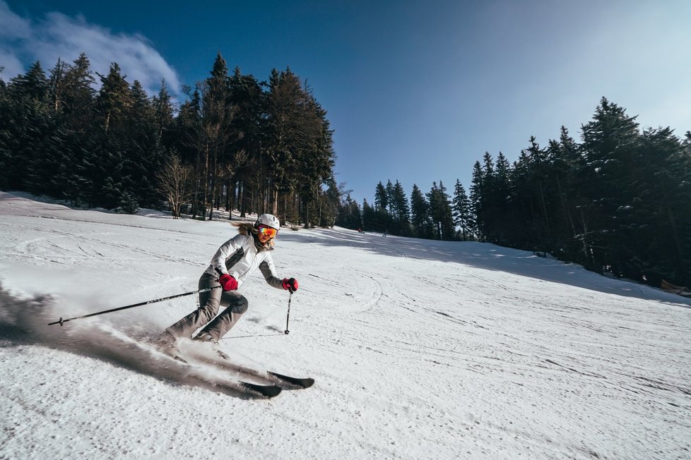 Na šumavském Špičáku začíná lyžařská sezóna.