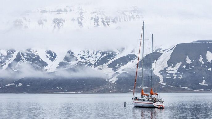V polovině května kotví v zálivu u Longyearbyenu jen několik menších plavidel. Se startem sezóny v červnu k nim přibývají výletní lodě pro stovky lidí.