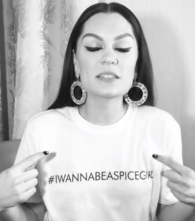 Tričkem Spice Girls se pochlubila na Instagramu spousta lidí mezi nimi i celebrity včetně zpěvačky Jessie J.