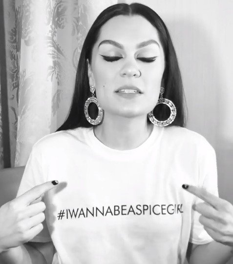 Tričkem Spice Girls se pochlubila na Instagramu spousta lidí, mezi nimi i celebrity včetně zpěvačky Jessie J.