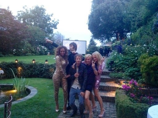 Spice Girls s bubeníkem ze skupiny Muse Dominicem Howardem (uprostřed) a slavným &#34;křovím&#34; v podobě Liama Gallaghera