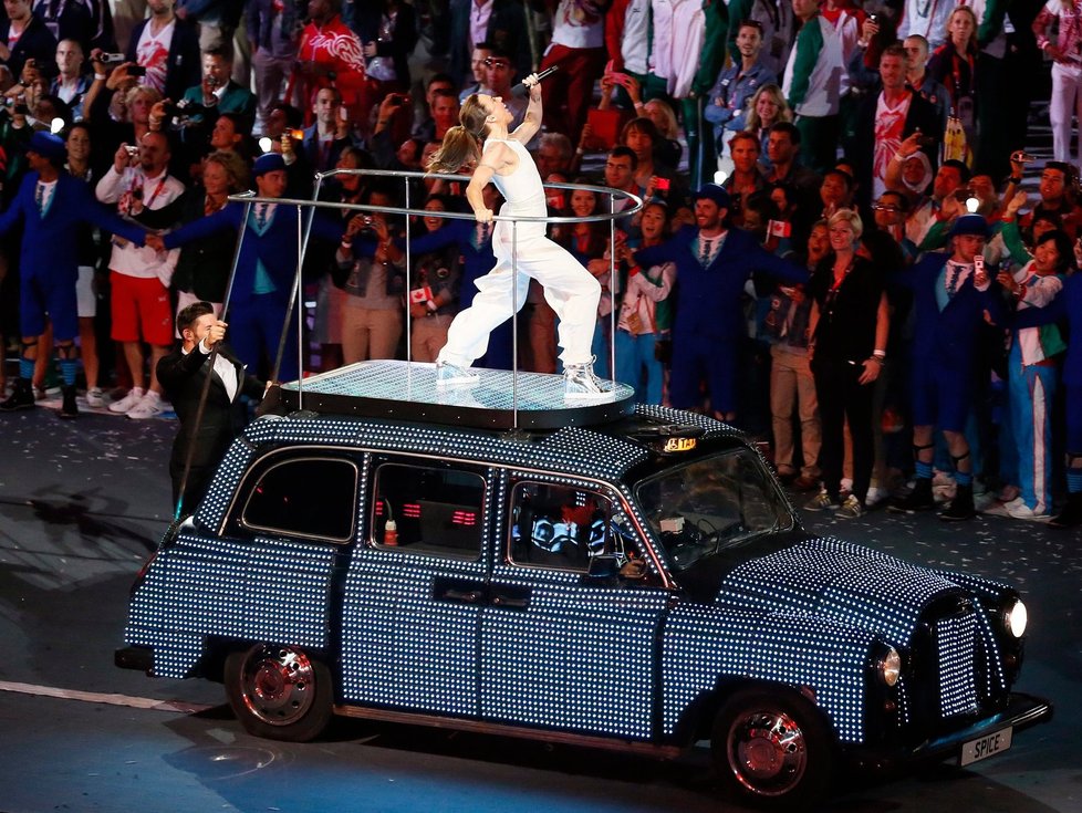 Mel C přijíždí na zdobeném taxi.