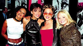 Spice Girls v době slávy - zleva: Mel B, Victoria Beckham, Mel C, Emma Bunton