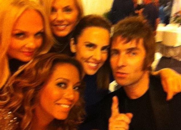 Fotografiemi ozdobily Spice Girls svůj Twitter.