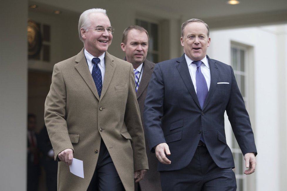 Mluvčí amerického prezidenta Sean Spicer (vpravo)