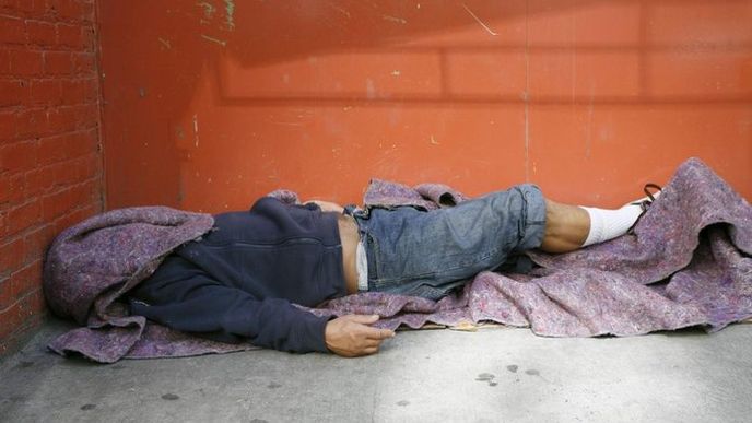 spící bezdomovec, ilustrační foto