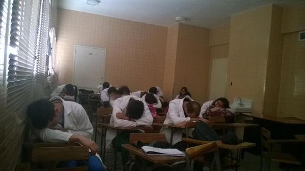 Spící lékaři na semináři.