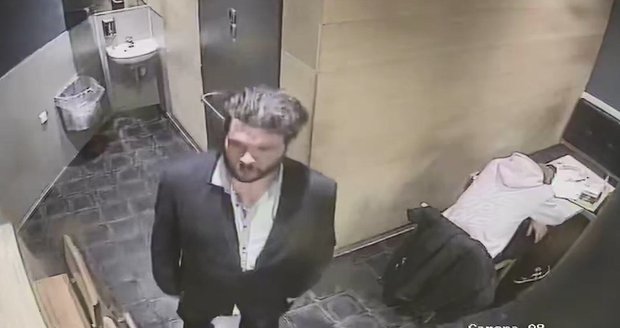 Pražská policie pátrá po zloději, který okradl spícího muže na toaletě rychlého občerstvení v Praze 2. Nepoznáte ho?