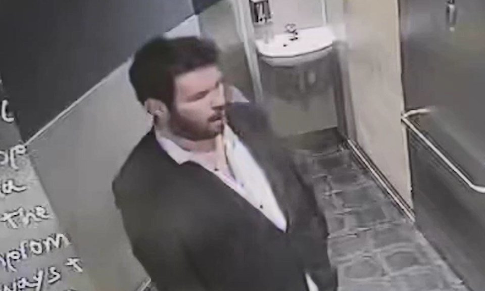 Pražská policie pátrá po zloději, který okradl spícího muže na toaletě rychlého občerstvení v Praze 2. Nepoznáte ho?