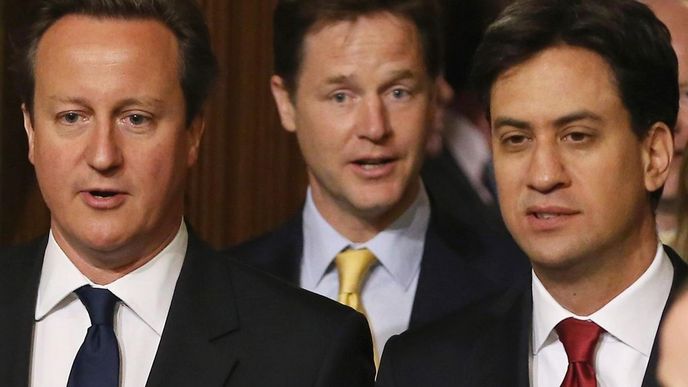 Špičky britské politiky: David Cameron (vlevo), Nick Clegg (uprostřed) a Ed Miliband