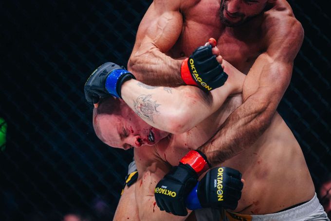 Oktagon 81 ONLINE: Škvor utáhl gilotinu, Spicy Pája skončil v krvi a děkoval Vémolovi Oktagon 81 ONLINE: Škvor utáhl gilotinu, Spicy Pája skončil v krvi a děkoval Vémolovi