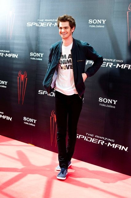 Andrew Garfield pózuje před kamerami