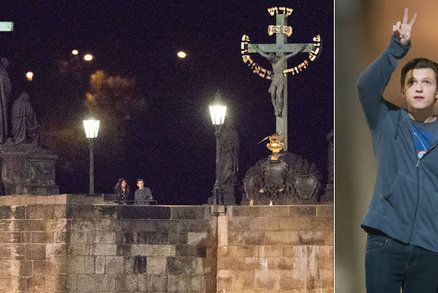 Spider-Man Tom Holland (22) dorazil do Prahy: V noci řádil na Karlově mostě bez ochranky!