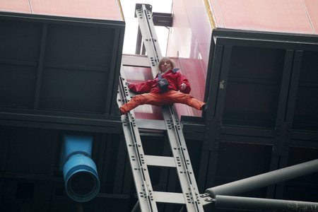 Spiderman při šplhání na muzeum moderního umění v Paříži