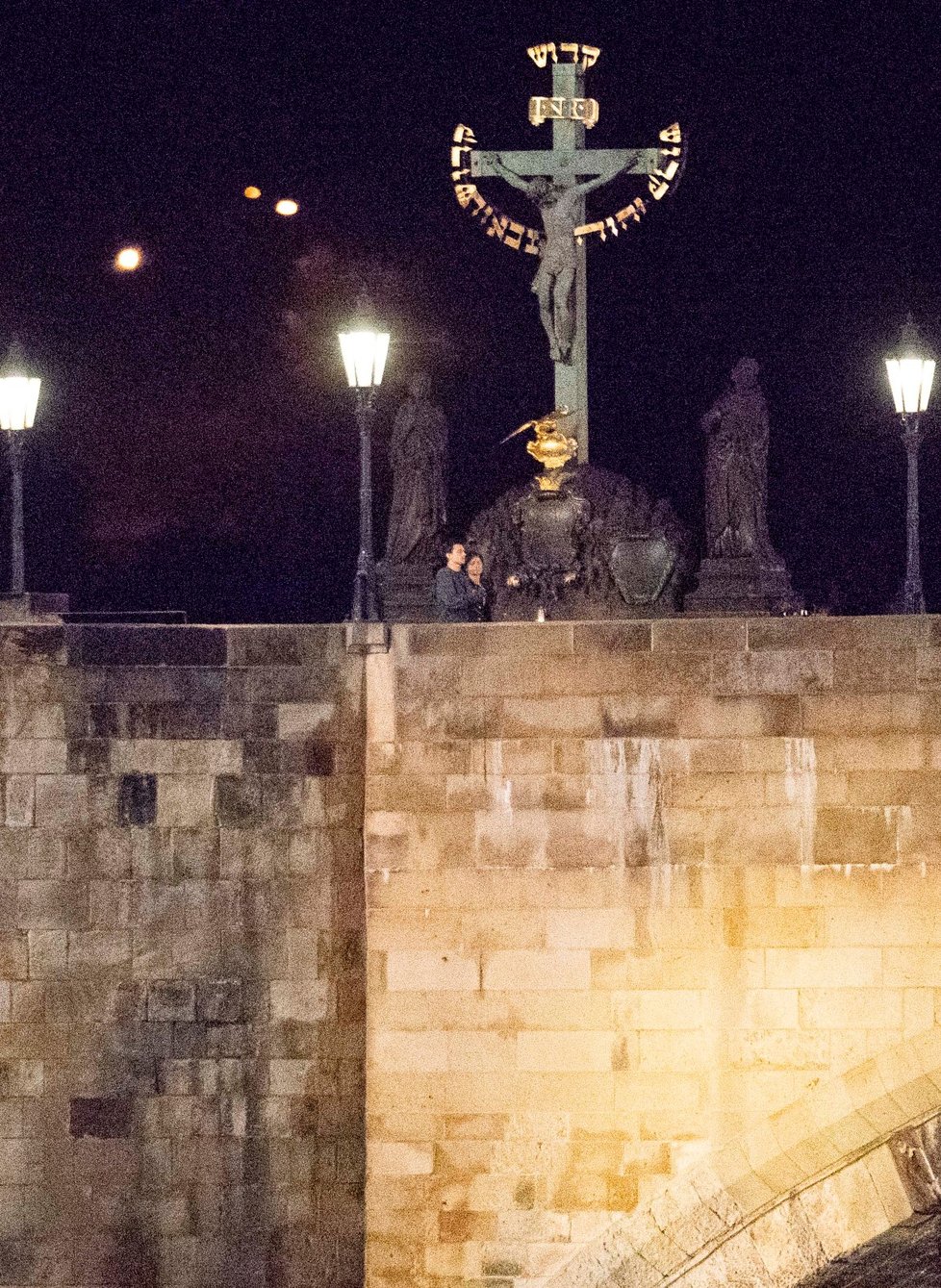 Herec Tom Holland natáčí na Karlově mostě scénu z nového Spidar-mana.