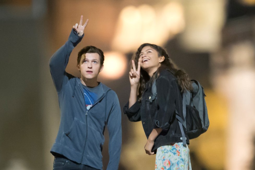 Tom Holland a zpěvačka Zendaya na natáčení Spider-mana v Praze