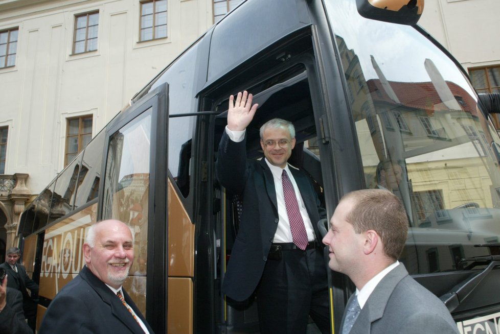 Vláda Vladimíra Špidly cestou na Hrad pro jmenování (15. 7. 2002)