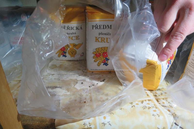 Potraviny poškozené škůdci v jídelně v České Třebové
