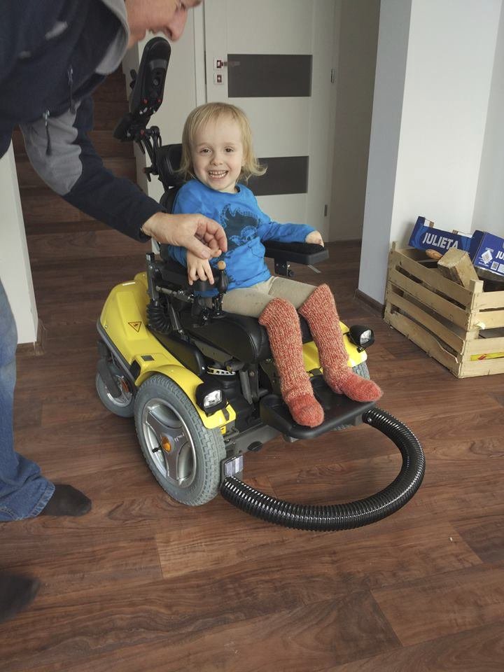 Zdendovi rodiče díky veřejné sbírce pořídili i elektrický vozíček pro děti.