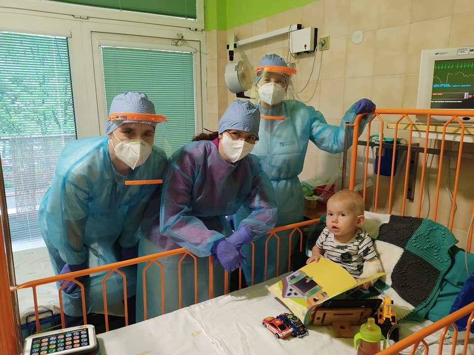 Arturek podstoupil unikátní genovou léčbu lékem Zolgensma 19.října. Teď podstupuje sérii kontrolních vyšetření v Dětské nemocnici v Brně.