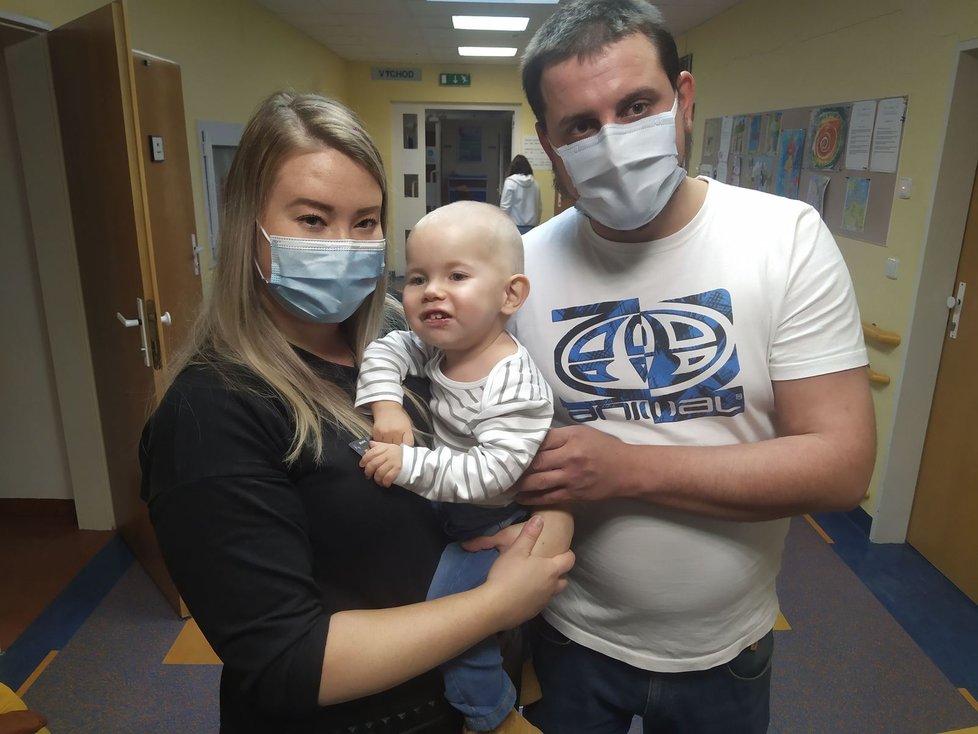 Arturek s rodiči při kontrole v Dětské nemocnici v Brně.