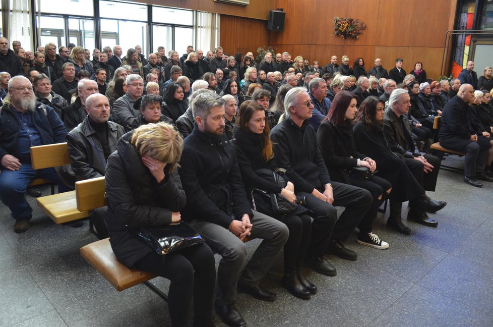 Pozůstalí a přátelé na pohřbu muzikanta Ludvíka Černého