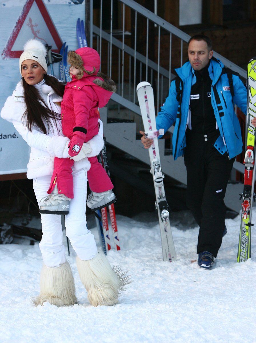 Andrea Verešeová nesla dceru Vanessku, její muž ji následoval se dvěma páry lyží. Andreu však ve Špindlu nikdo nikdy lyžovat neviděl...