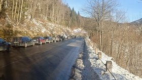 Kolaps dopravy ve Špindlerově mlýně: Kolony a plná parkoviště (29.12.2024)