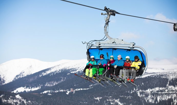 V České republice jsou zhruba tři stovky skiareálů, do kterých každoročně přijíždějí miliony lyžařů.